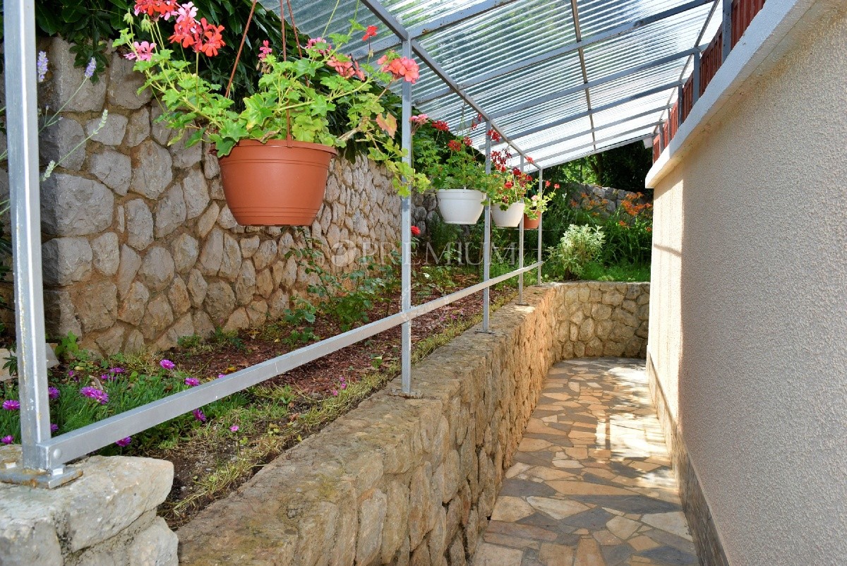 Njivice, casa con vista sul mare e ampio giardino!