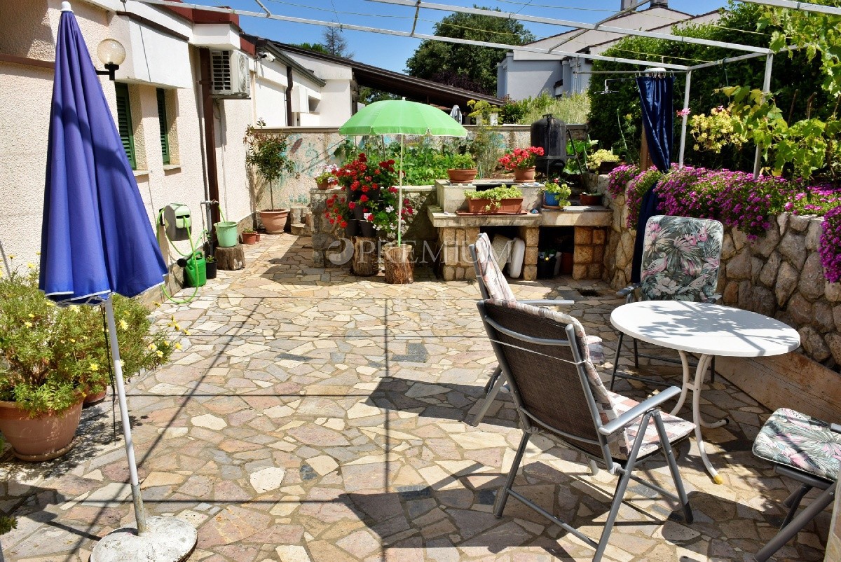 Njivice, casa con vista sul mare e ampio giardino!