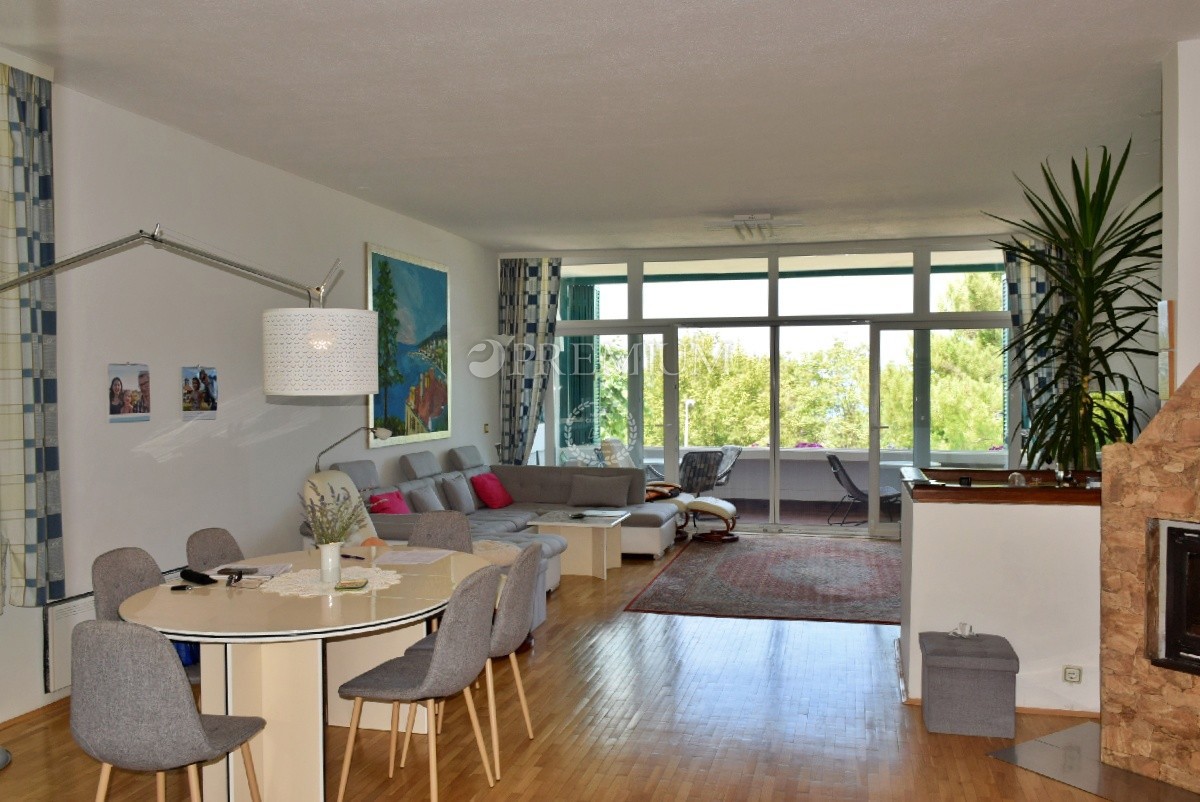 Njivice, casa con vista sul mare e ampio giardino!