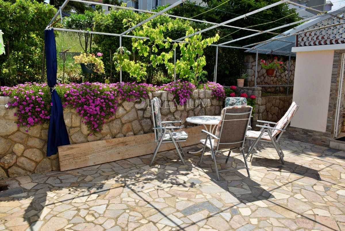 Njivice, casa con vista sul mare e ampio giardino!