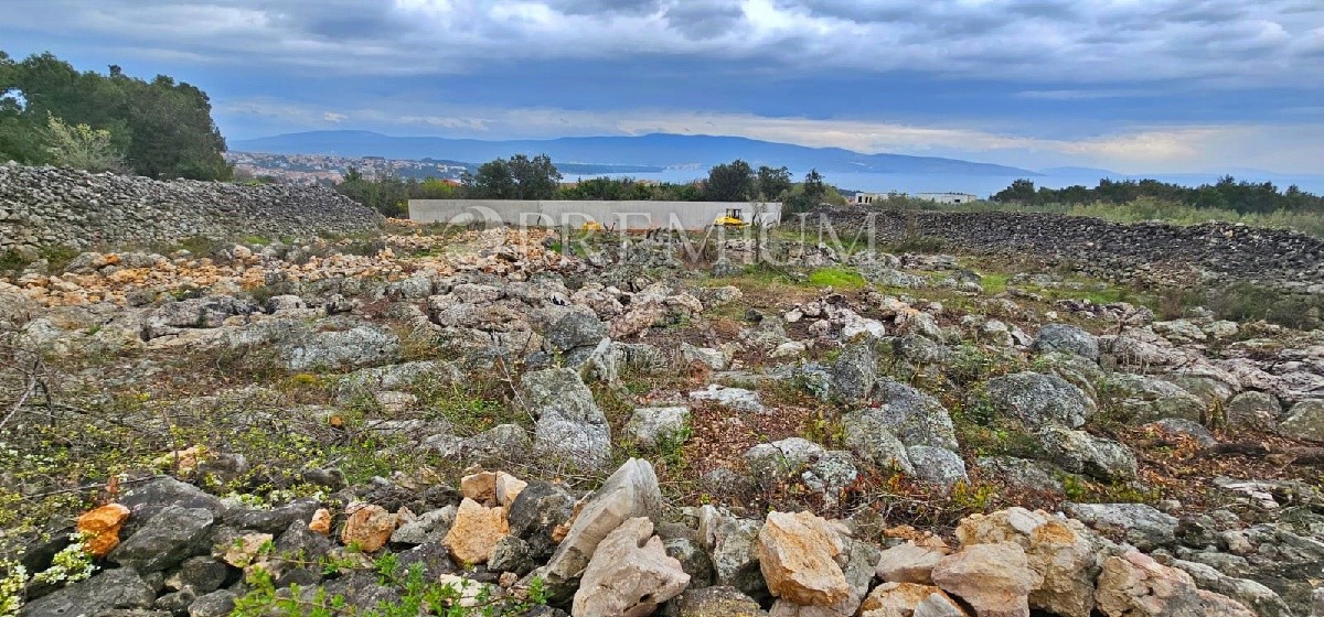 Città di Krk, vendita di terreno edificabile in una posizione tranquilla!