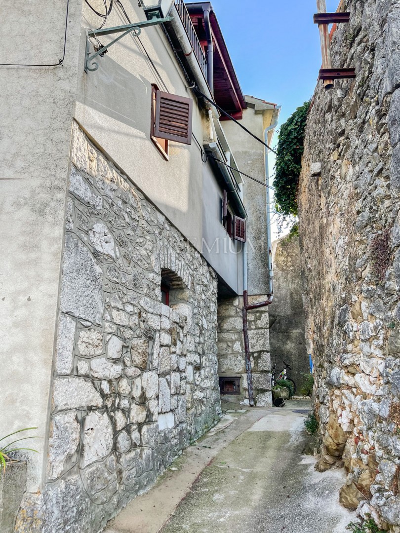 Dobrinj, due case in pietra nel centro stesso!