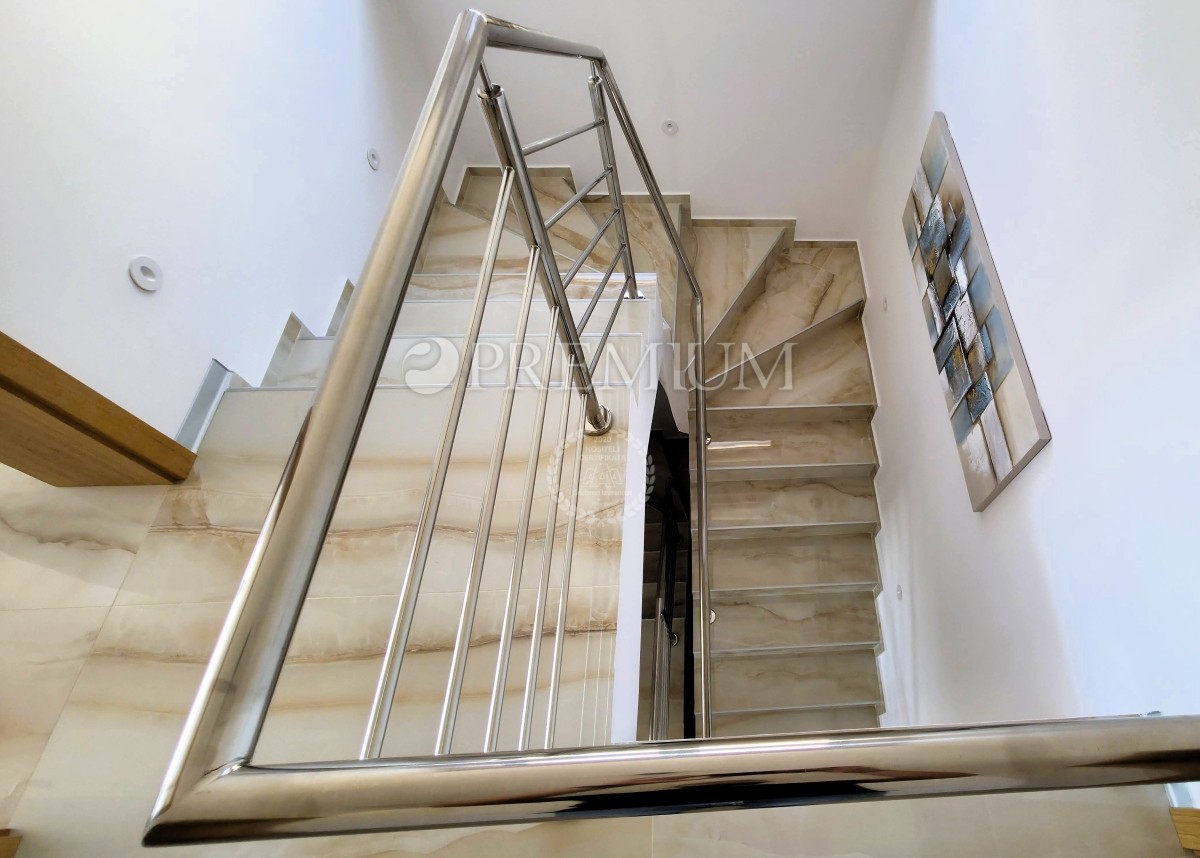 Malinska, nuova casa in vendita con garage, cortile e piscina!