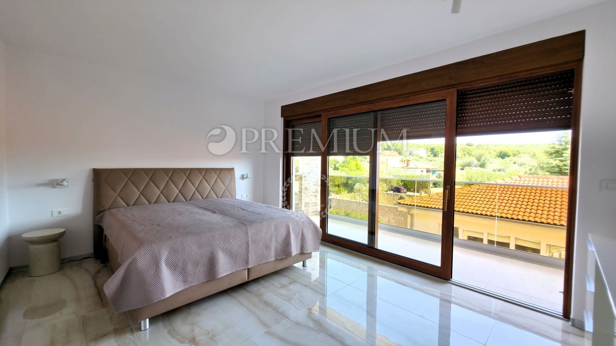 Malinska, nuova casa in vendita con garage, cortile e piscina!