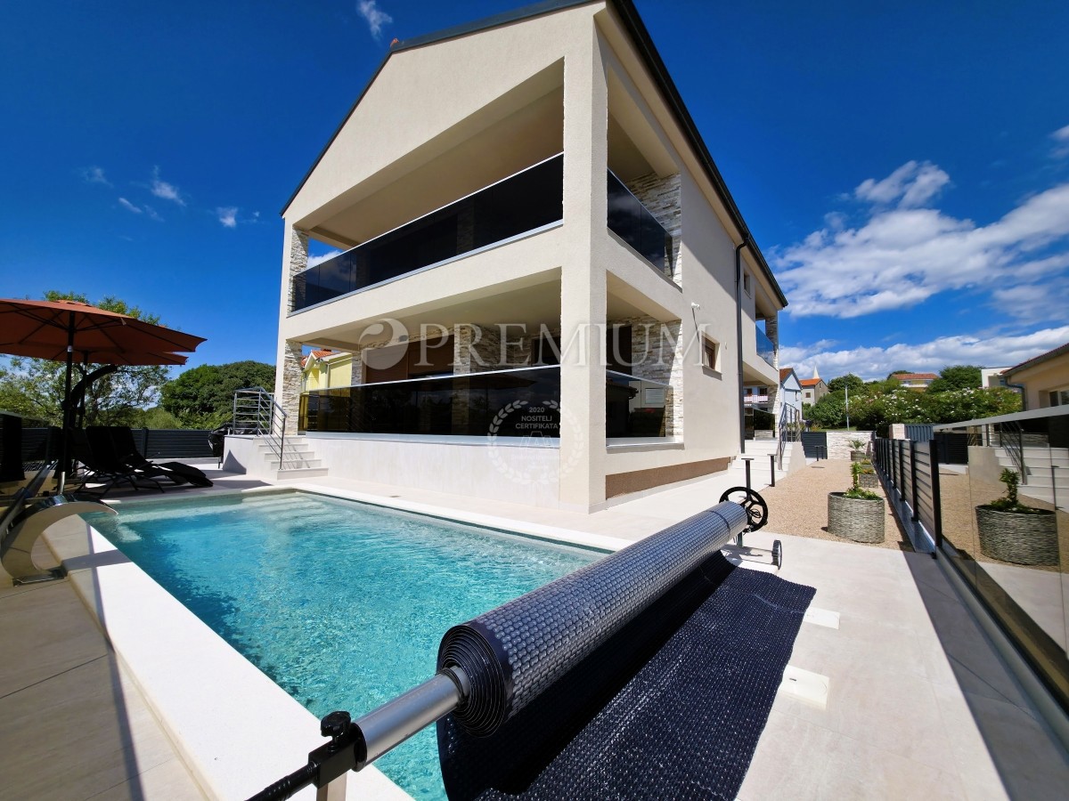 Malinska, nuova casa in vendita con garage, cortile e piscina!