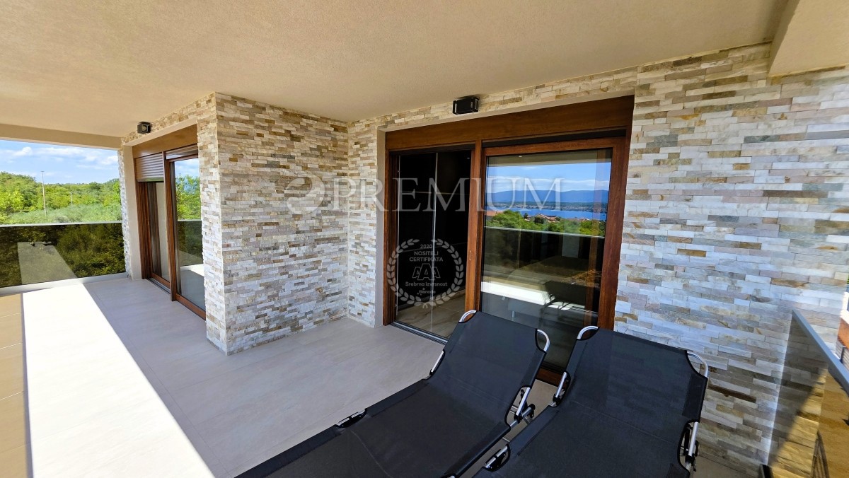 Malinska, nuova casa in vendita con garage, cortile e piscina!