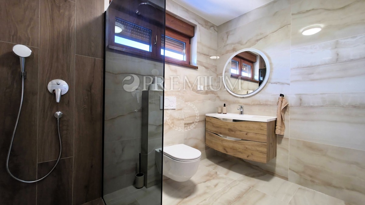 Malinska, nuova casa in vendita con garage, cortile e piscina!