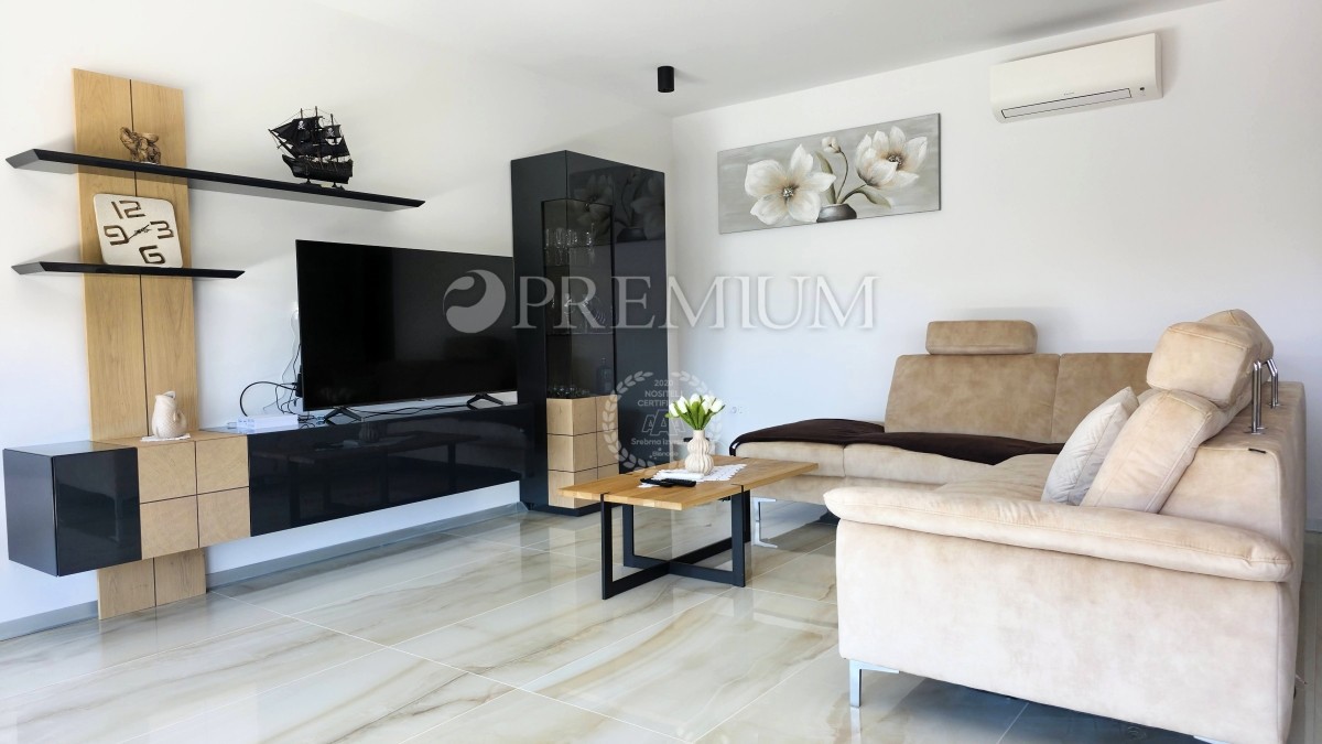 Malinska, nuova casa in vendita con garage, cortile e piscina!