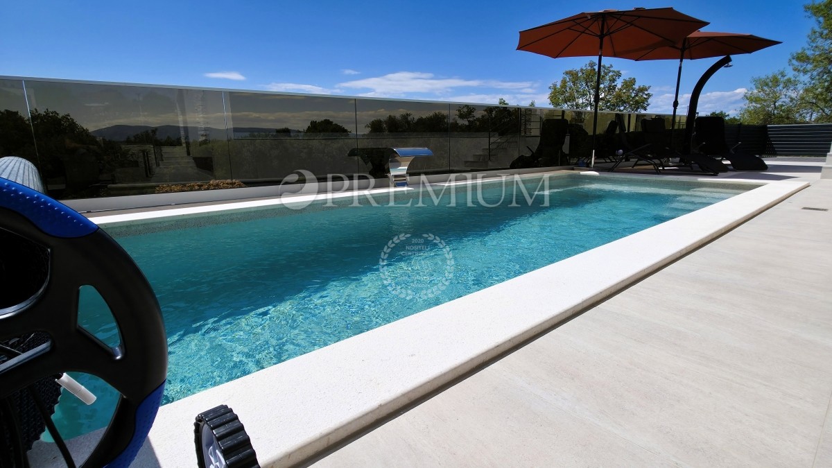 Malinska, nuova casa in vendita con garage, cortile e piscina!