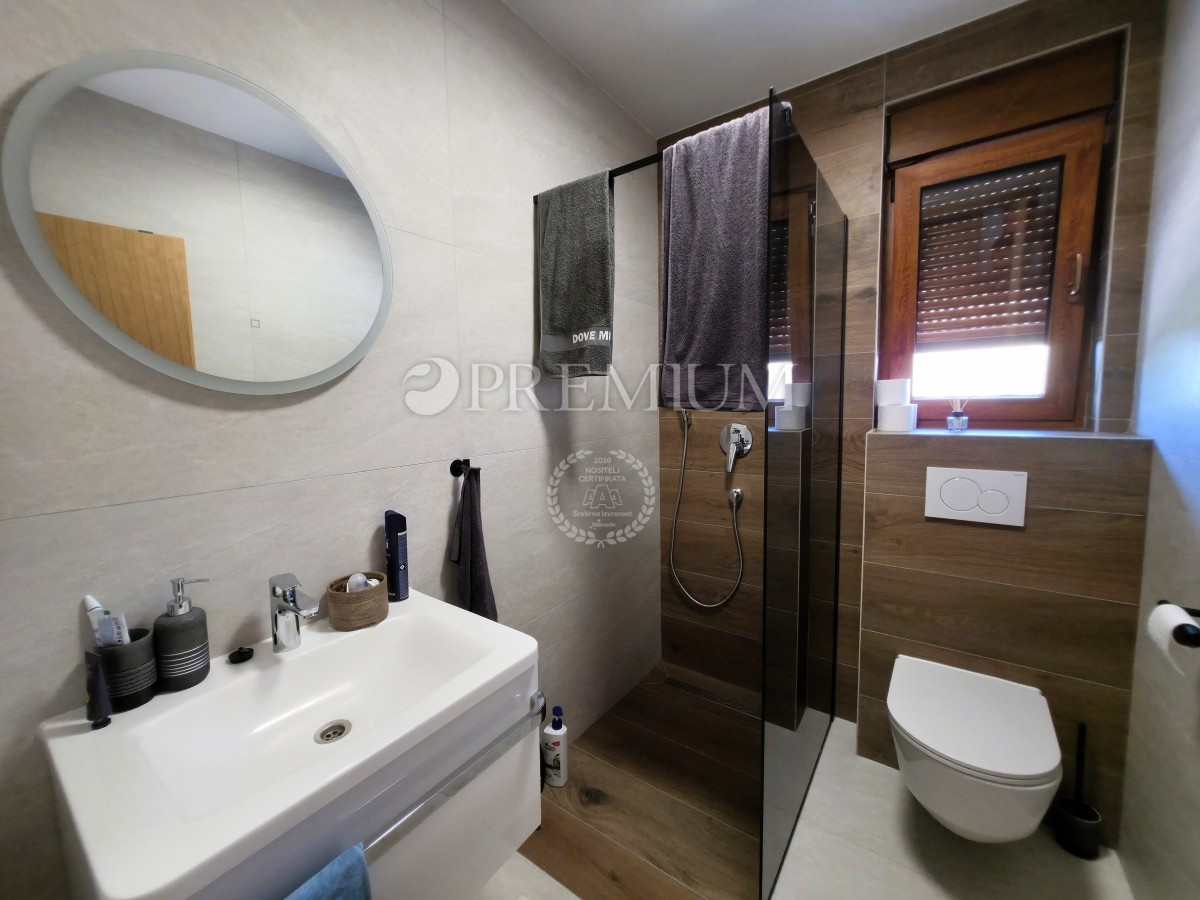 Malinska, nuova casa in vendita con garage, cortile e piscina!