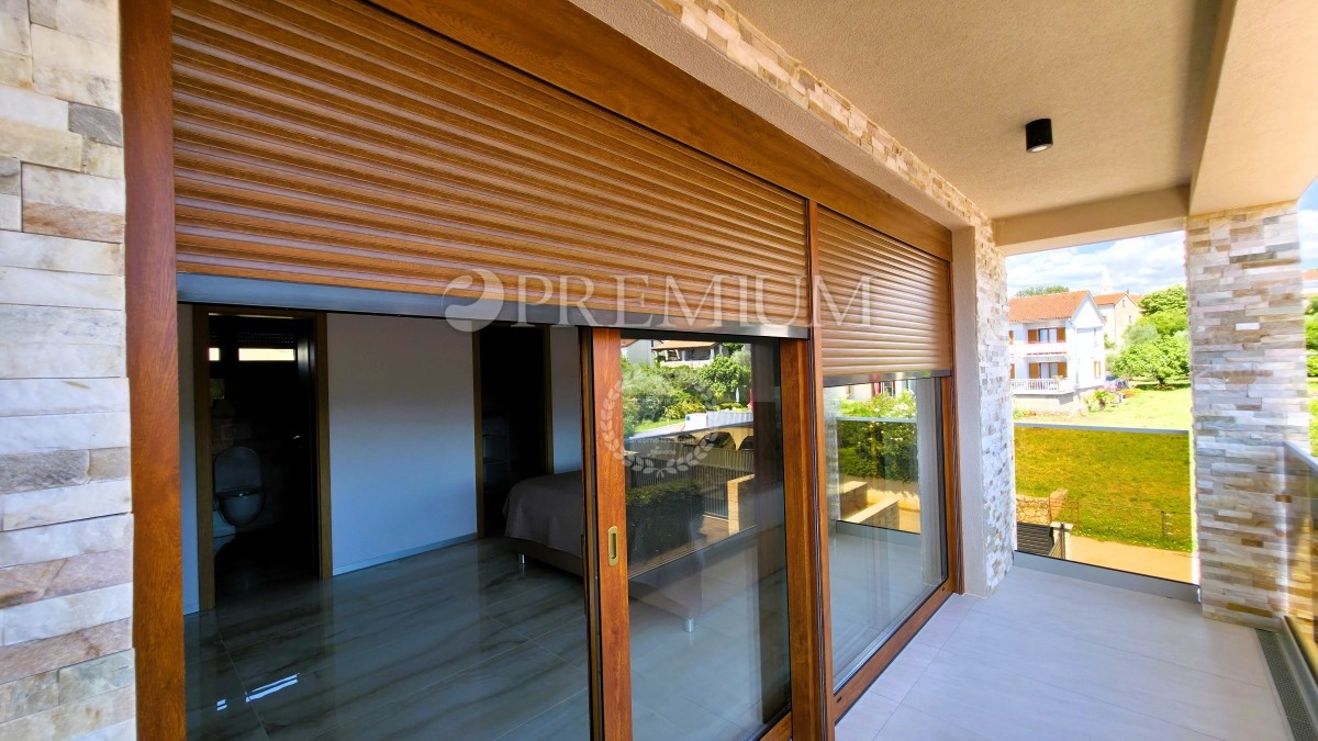 Malinska, nuova casa in vendita con garage, cortile e piscina!