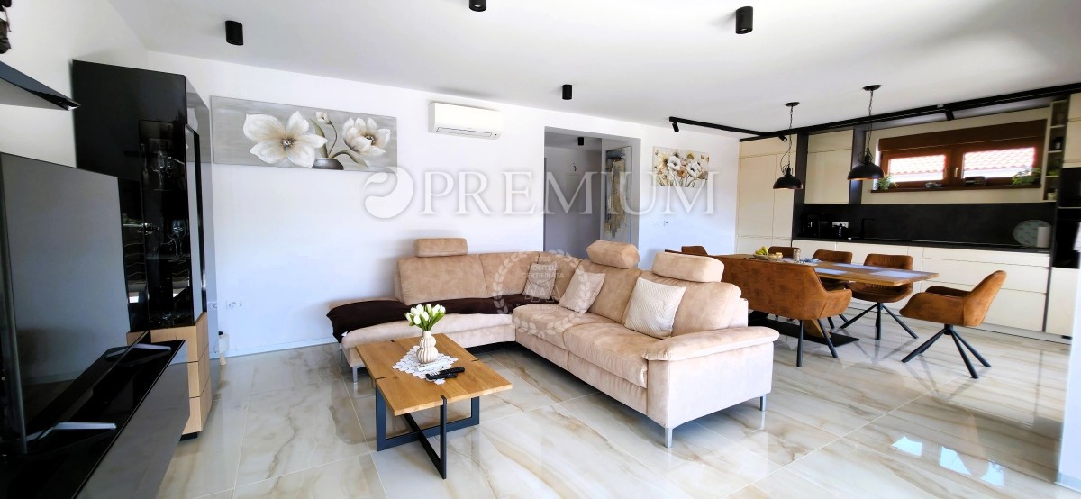 Malinska, nuova casa in vendita con garage, cortile e piscina!