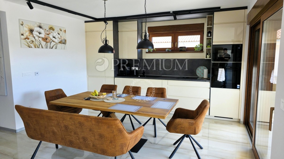 Malinska, nuova casa in vendita con garage, cortile e piscina!