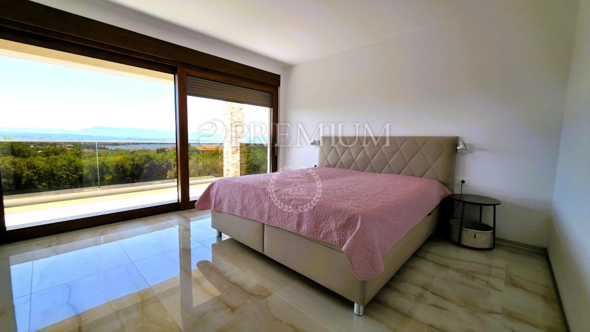 Malinska, nuova casa in vendita con garage, cortile e piscina!