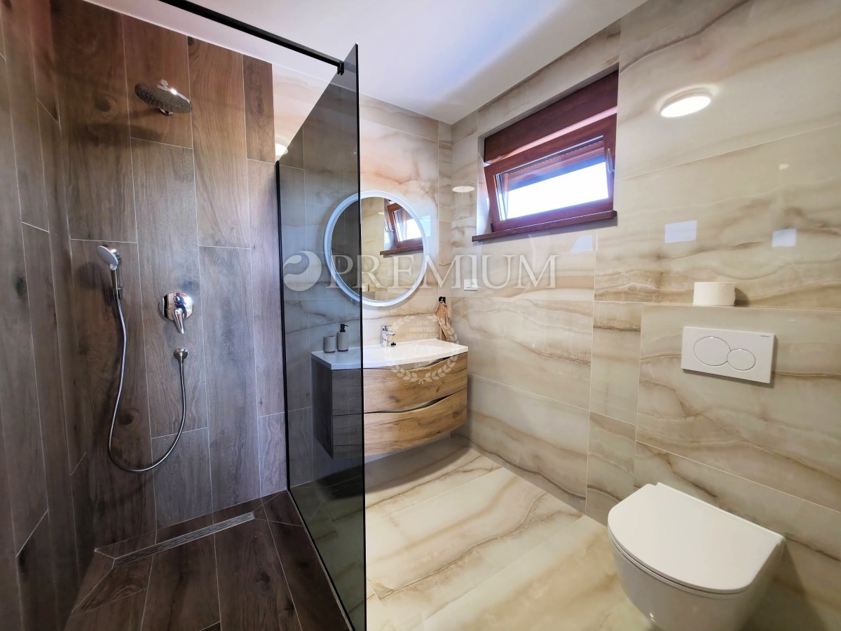 Malinska, nuova casa in vendita con garage, cortile e piscina!