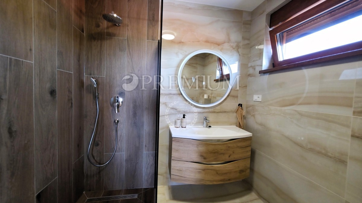 Malinska, nuova casa in vendita con garage, cortile e piscina!