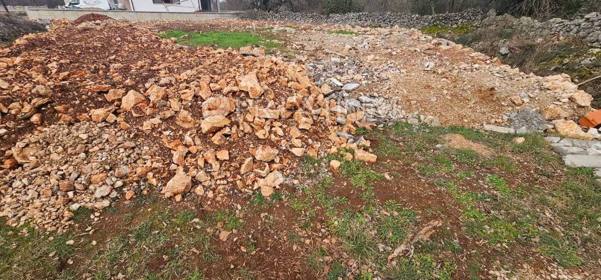 Malinska, vendita di terreno edificabile con infrastruttura!