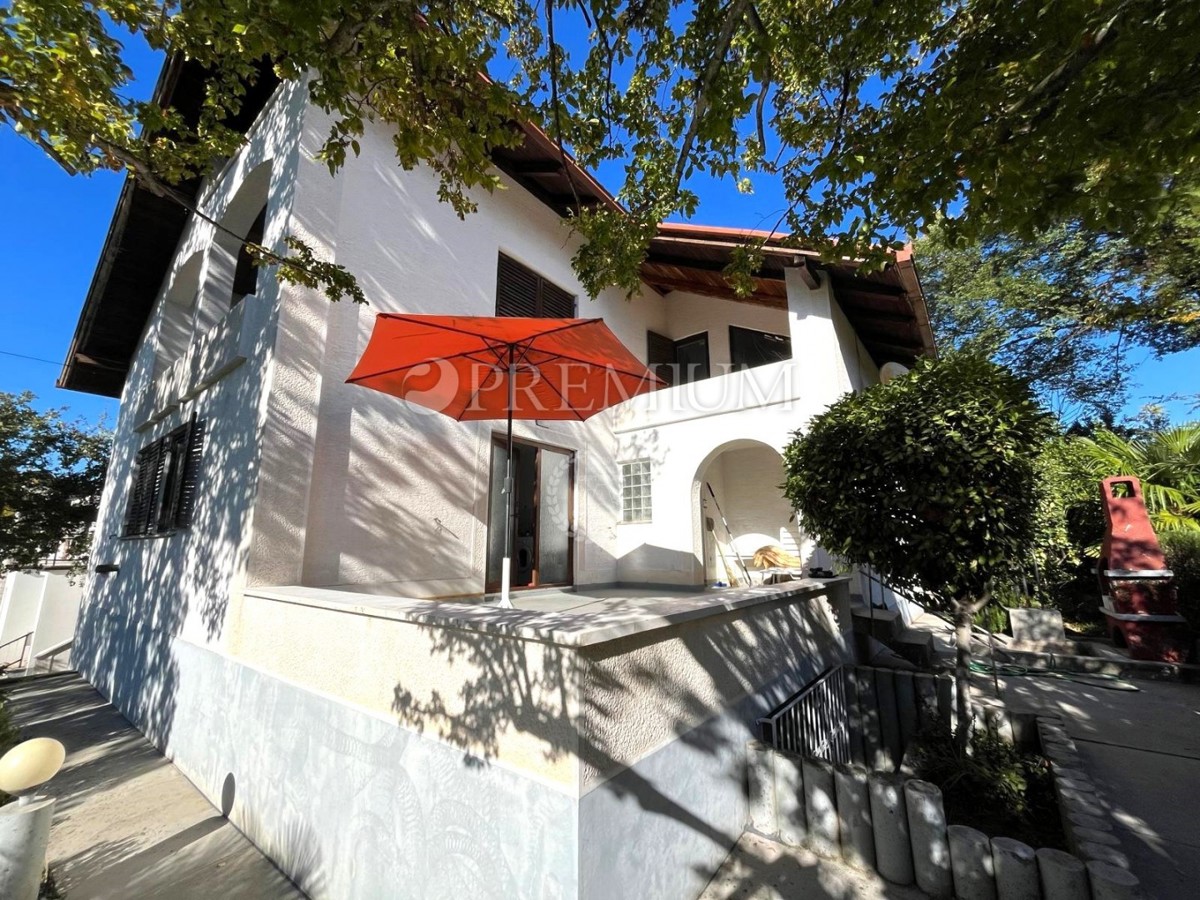 Malinska, casa indipendente con 5 appartamenti, 500 m mare!