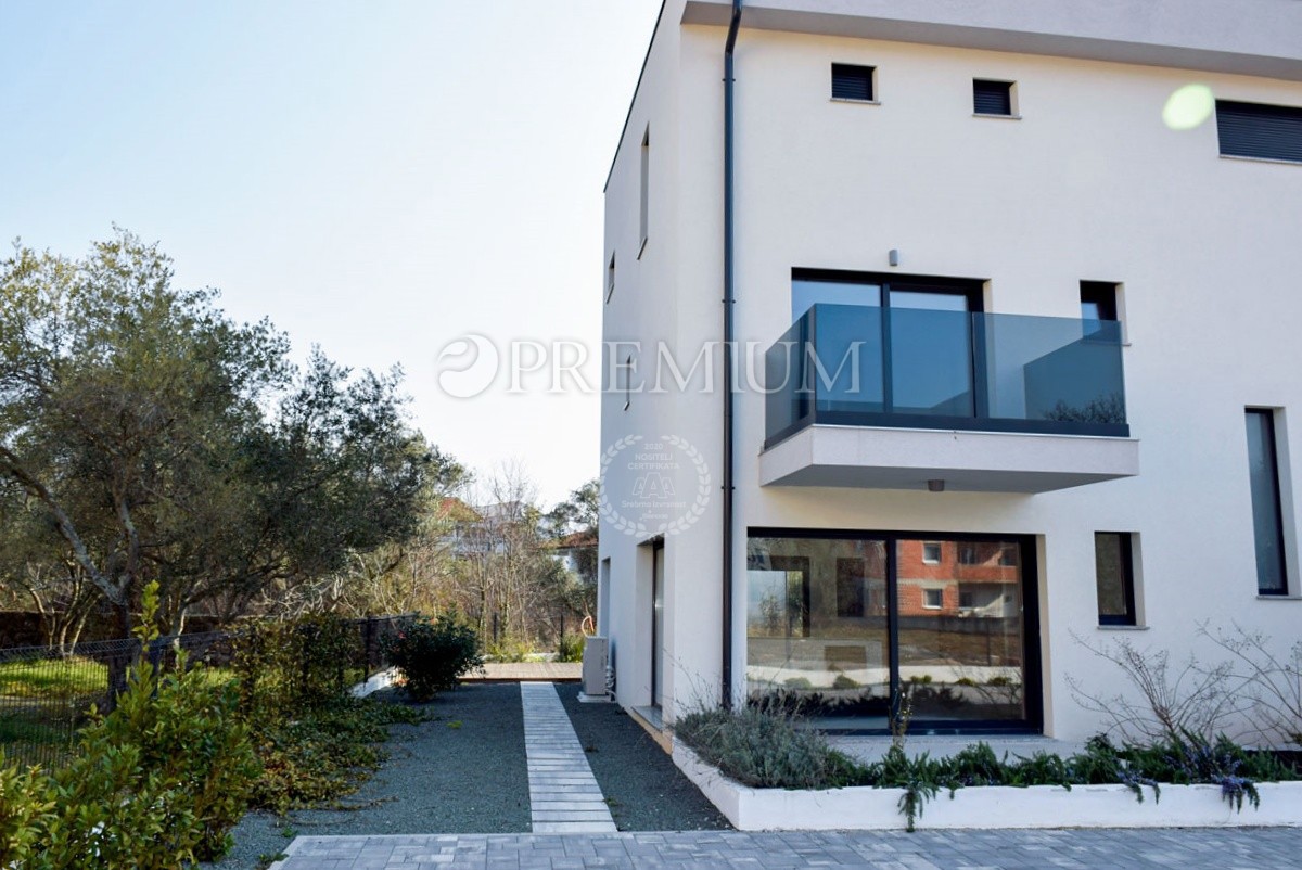 Malinska, nuova costruzione, appartamento duplex con piscina!