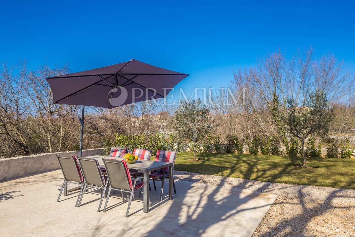 Dintorni di Malinska, nuova casa in pietra con piscina e vista mare!!