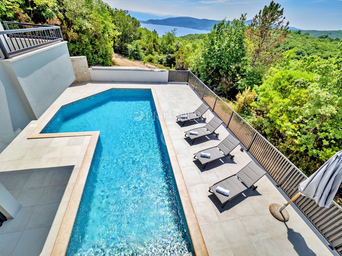 Dintorni di Vrbnik, casa con piscina in una posizione tranquilla!