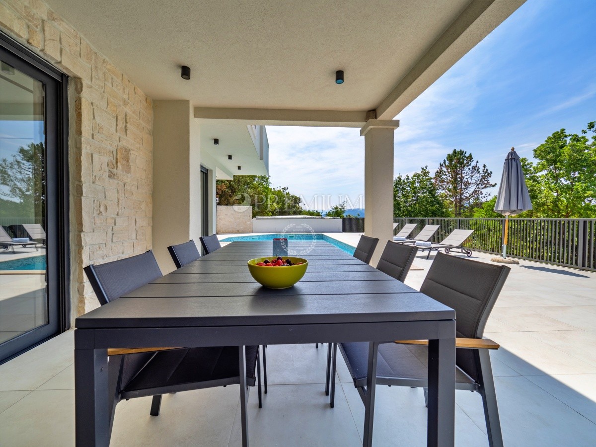 Dintorni di Vrbnik, casa con piscina in una posizione tranquilla!
