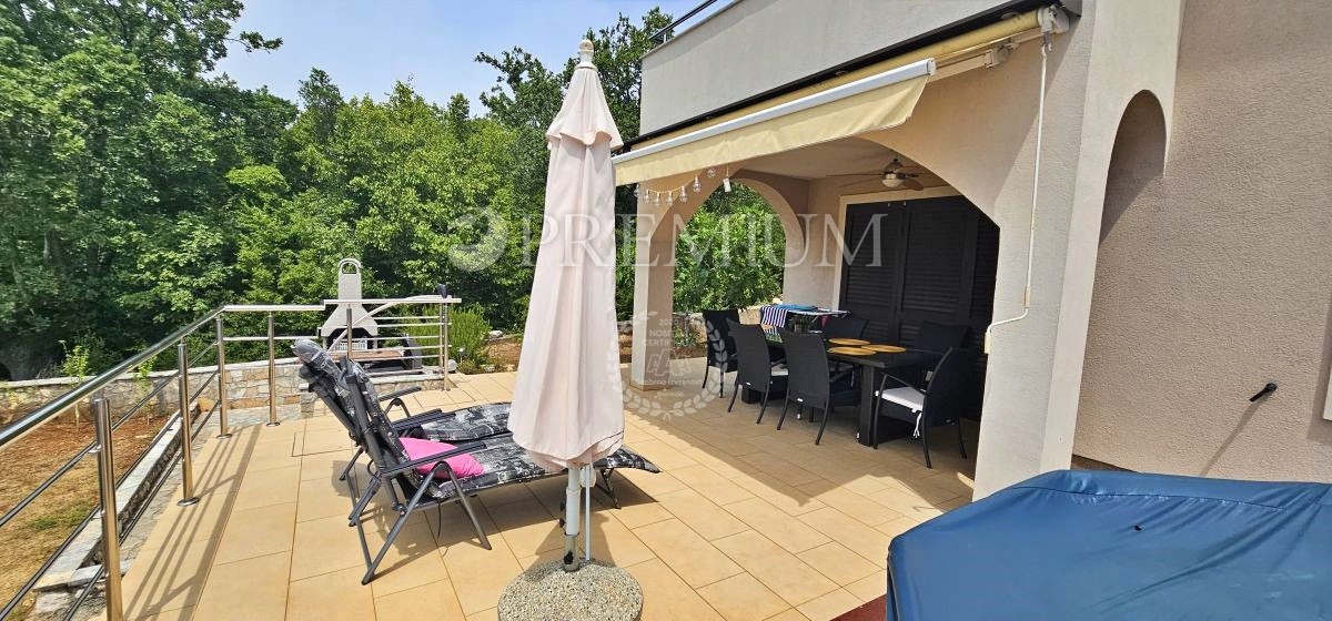 Krk, Pinezici, appartamento al piano terra con vista mare