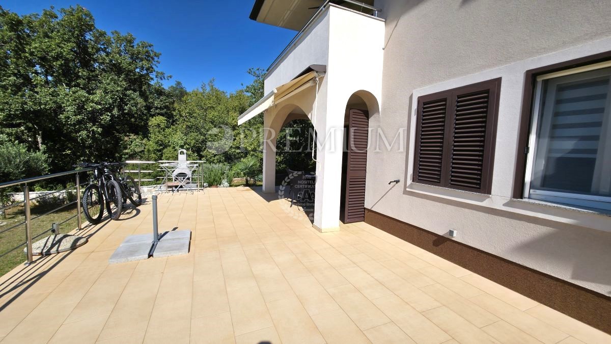 Krk, Pinezici, appartamento al piano terra con vista mare