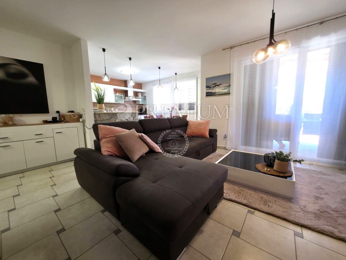 Krk, Pinezici, appartamento al piano terra con vista mare