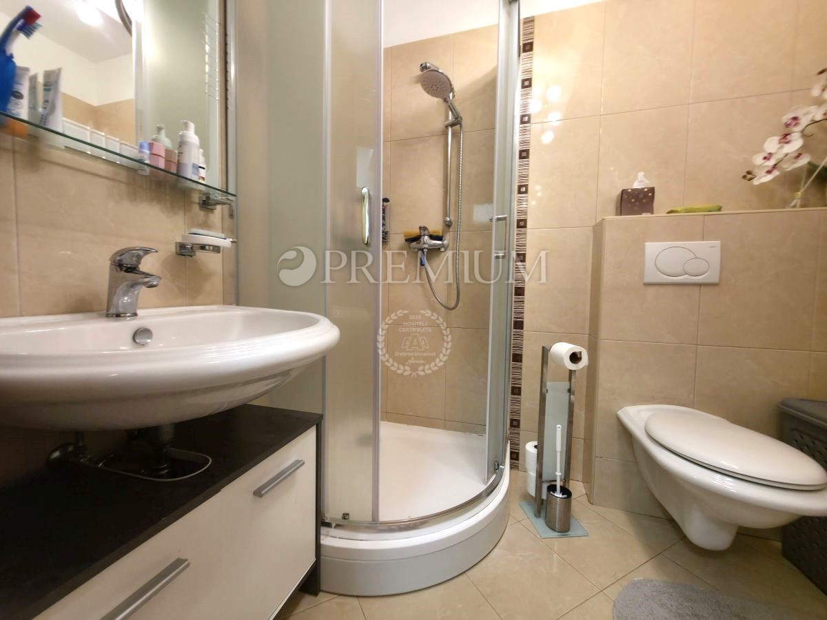 Krk, Pinezici, appartamento al piano terra con vista mare