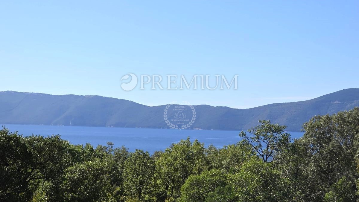 Krk, Pinezici, appartamento al piano terra con vista mare