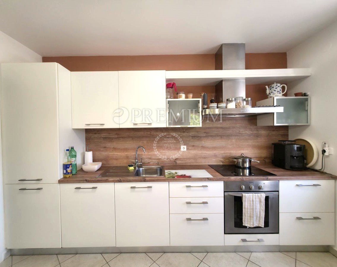 Krk, Pinezici, appartamento al piano terra con vista mare