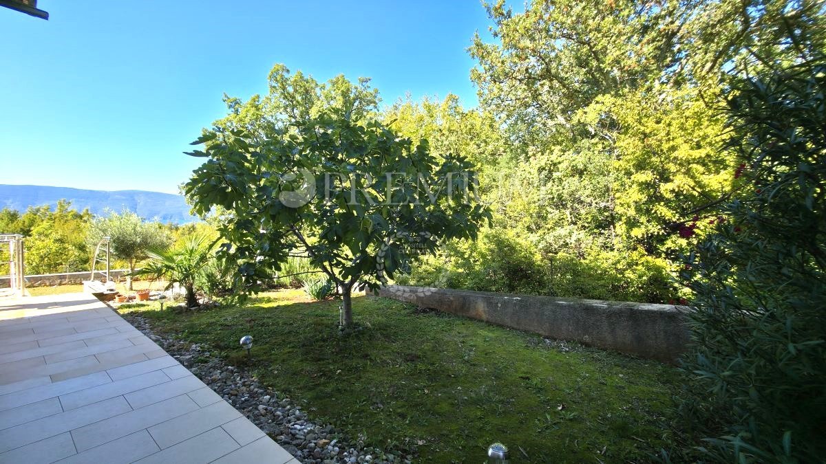 Krk, Pinezici, appartamento al piano terra con vista mare