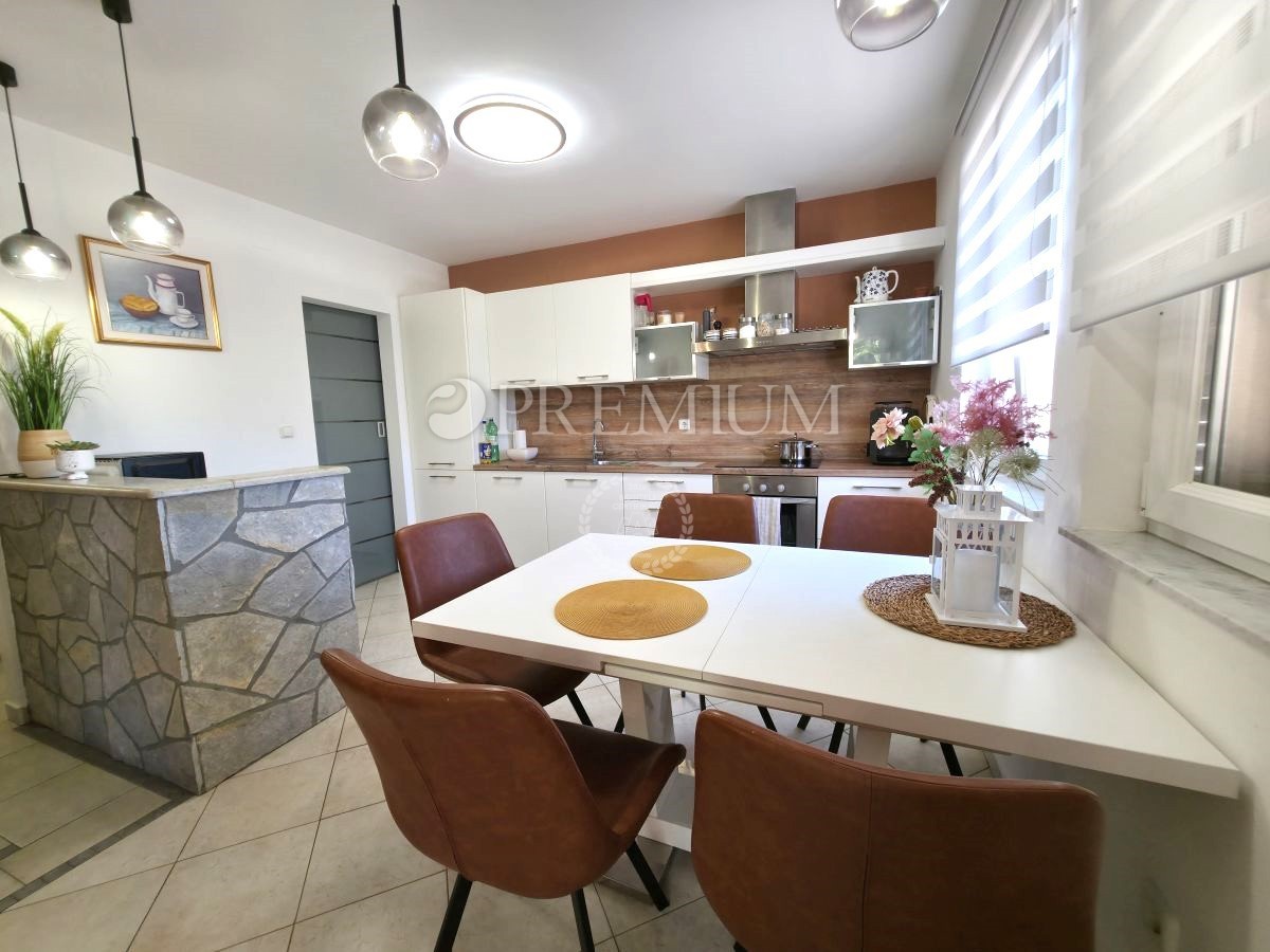 Krk, Pinezici, appartamento al piano terra con vista mare