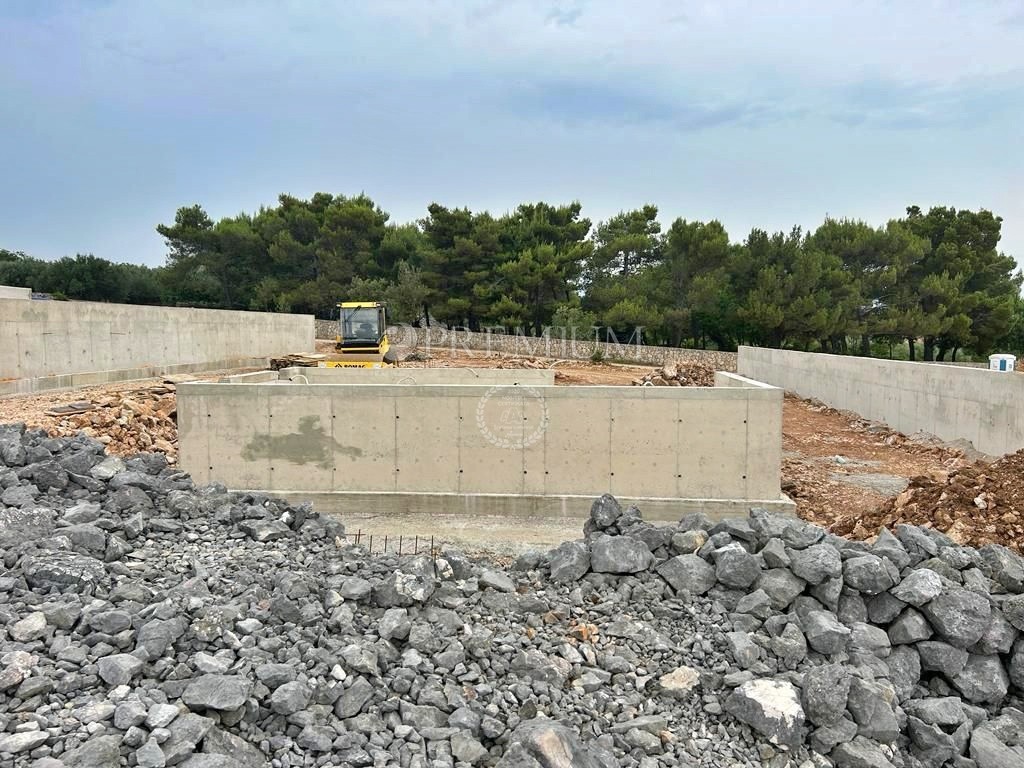 Città di Krk, terreno edificabile in vendita, a 800 metri dal mare!