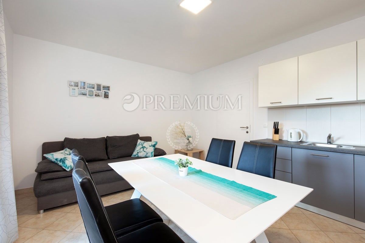 Njivice, vendita di una casa con 5 unità abitative e piscina!