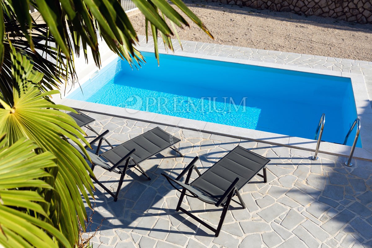 Njivice, vendita di una casa con 5 unità abitative e piscina!