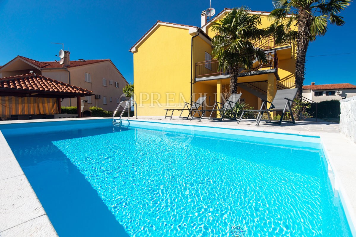 Njivice, vendita di una casa con 5 unità abitative e piscina!