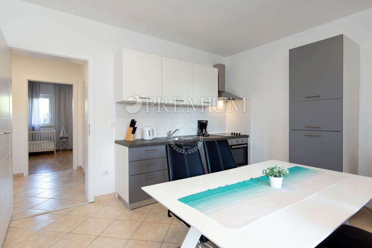 Njivice, vendita di una casa con 5 unità abitative e piscina!