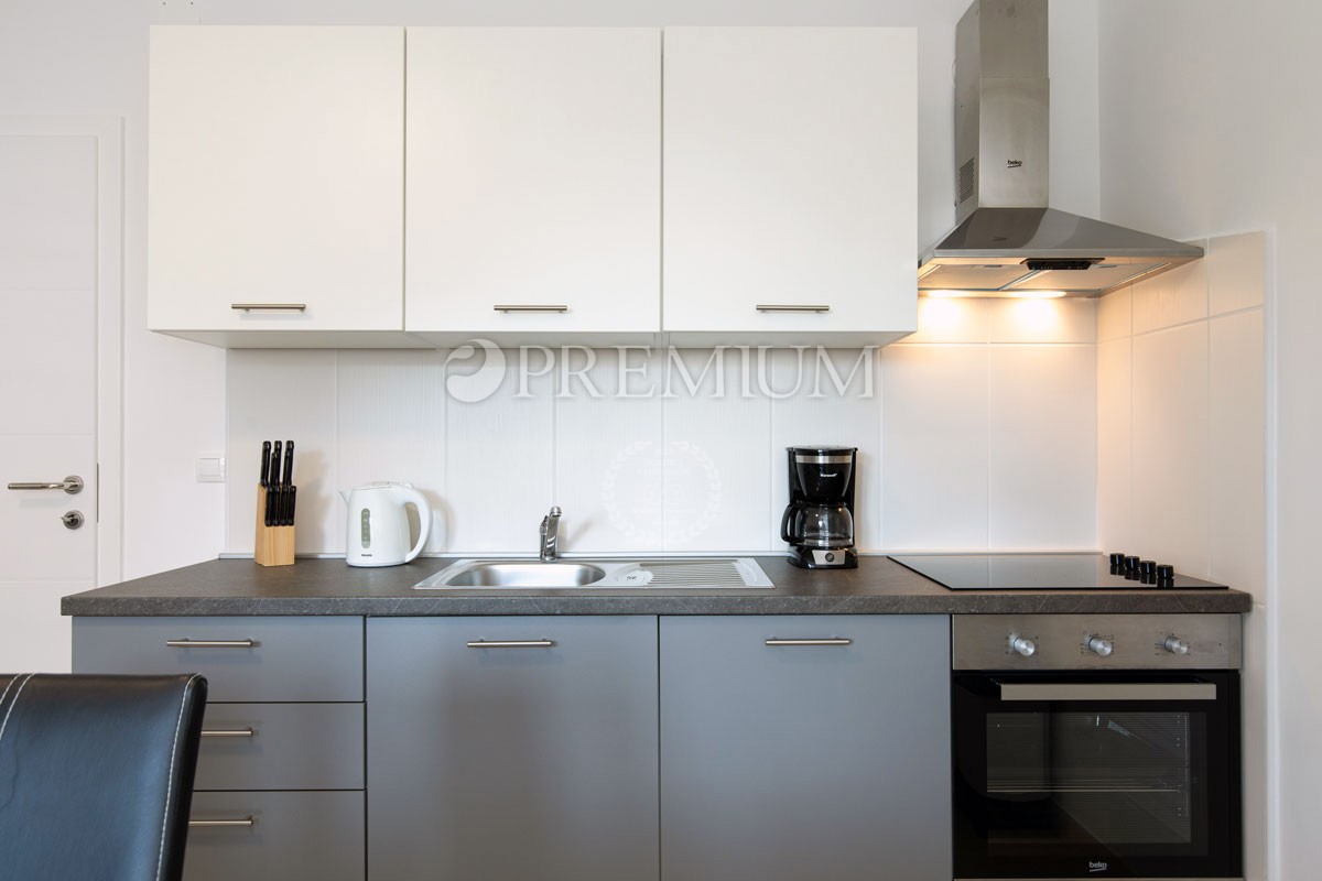 Njivice, vendita di una casa con 5 unità abitative e piscina!