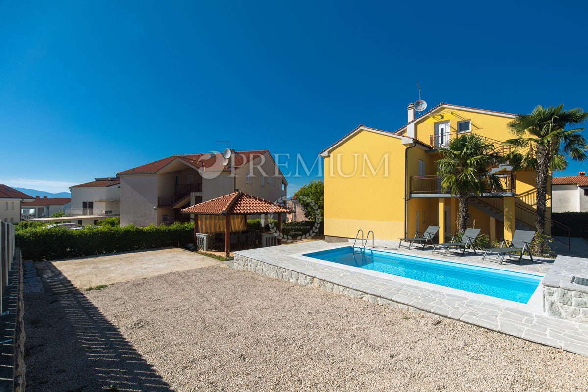 Njivice, vendita di una casa con 5 unità abitative e piscina!