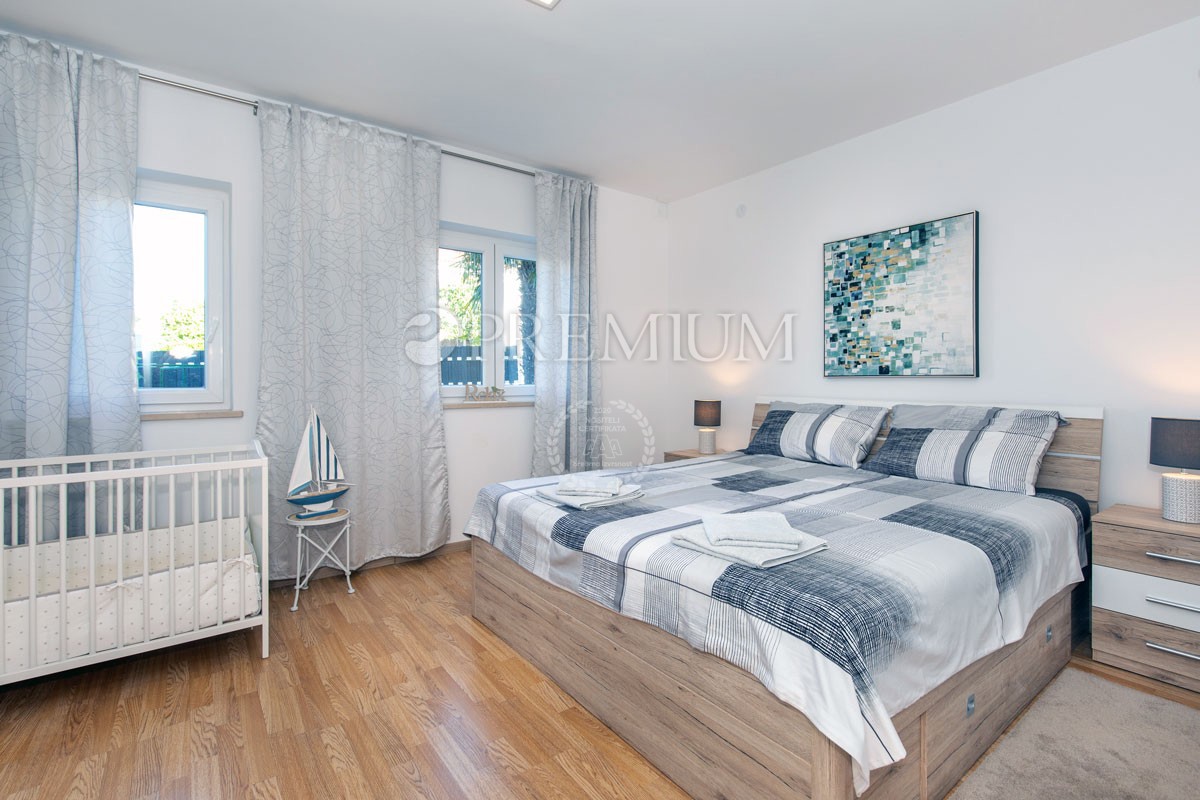 Njivice, vendita di una casa con 5 unità abitative e piscina!