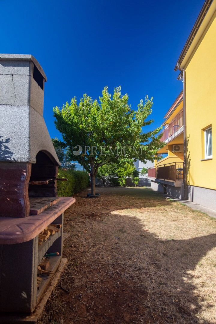 Njivice, vendita di una casa con 5 unità abitative e piscina!