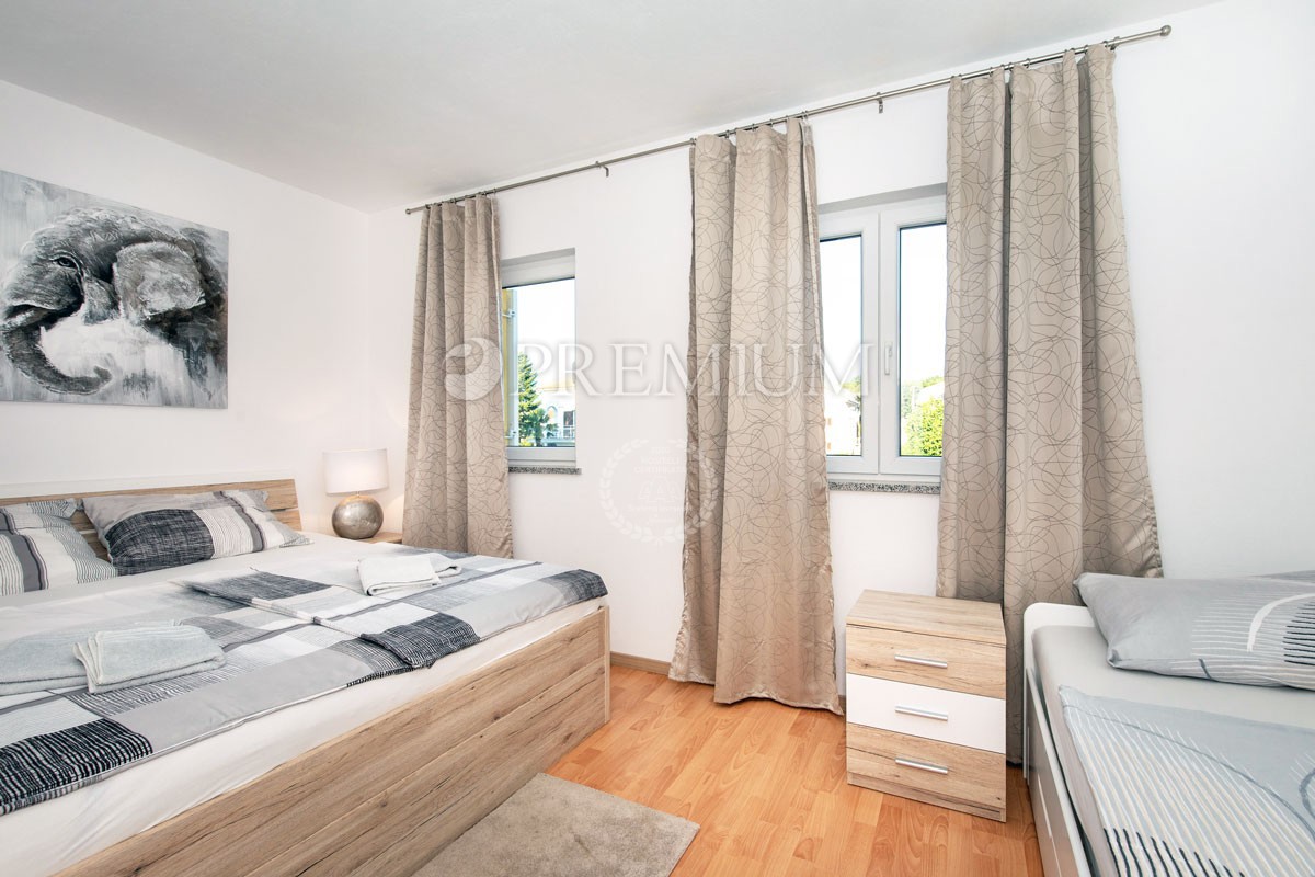 Njivice, vendita di una casa con 5 unità abitative e piscina!