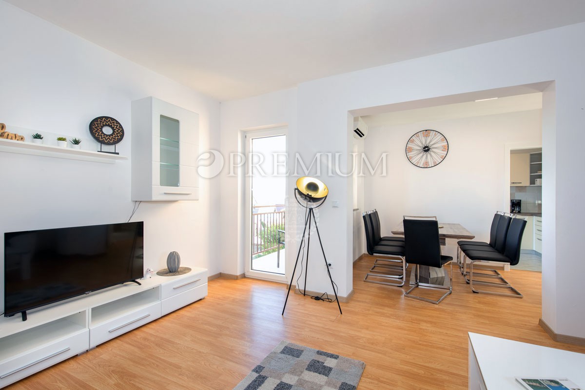 Njivice, vendita di una casa con 5 unità abitative e piscina!