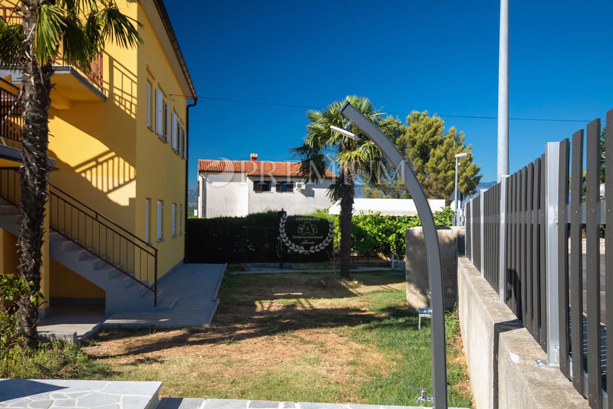 Njivice, vendita di una casa con 5 unità abitative e piscina!