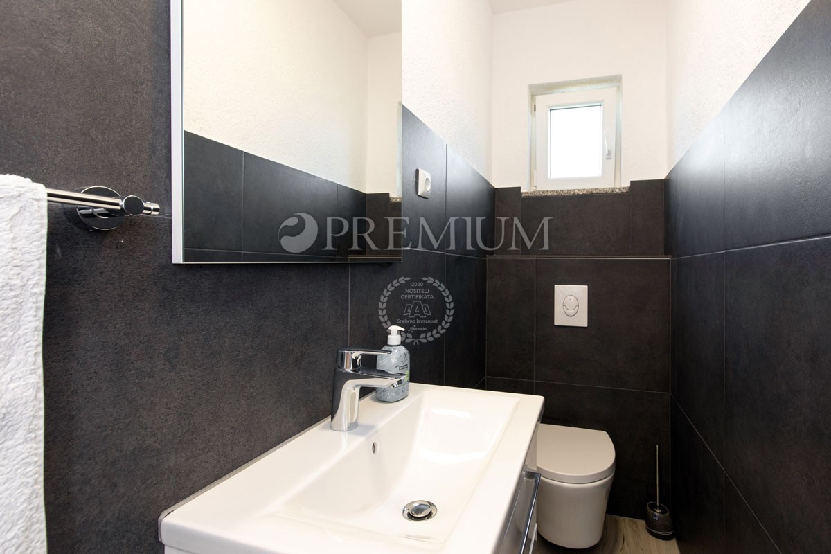 Njivice, vendita di una casa con 5 unità abitative e piscina!