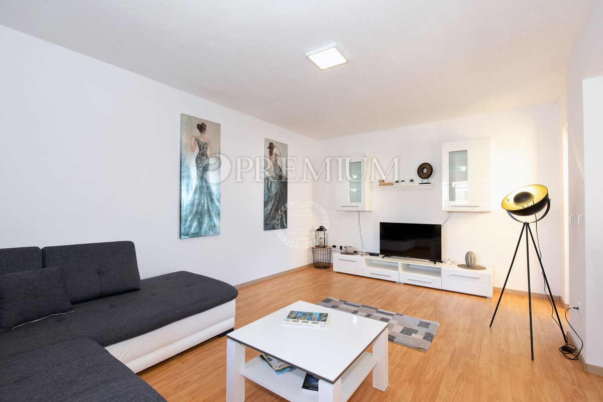 Njivice, vendita di una casa con 5 unità abitative e piscina!