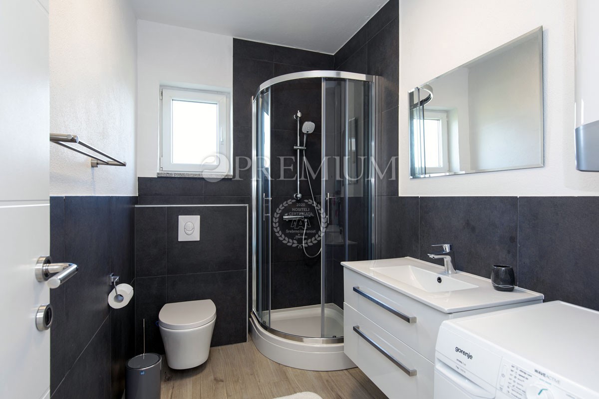 Njivice, vendita di una casa con 5 unità abitative e piscina!