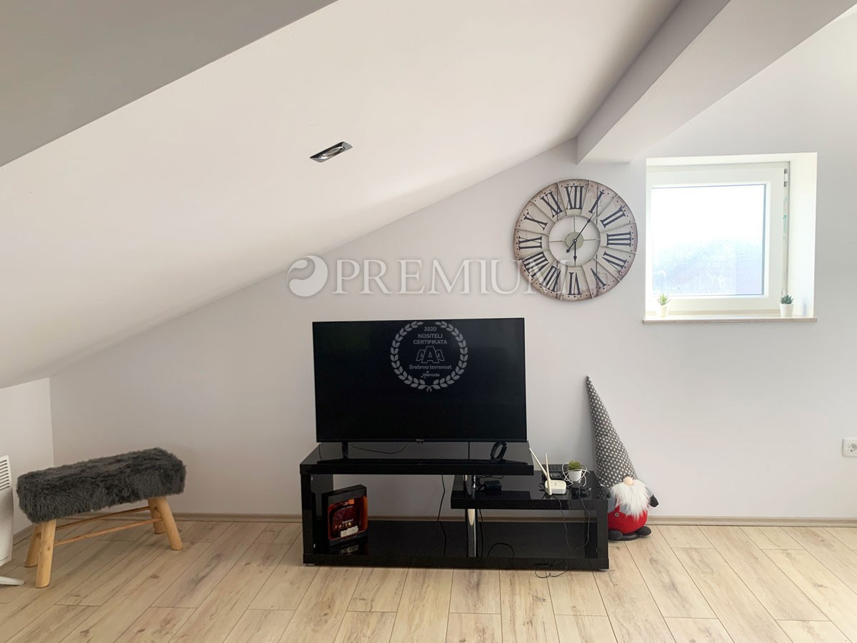 Njivice, vendita di una casa con 5 unità abitative e piscina!